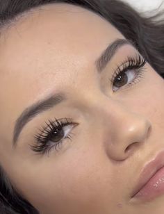 Non Cat Eye Lash Extensions, Lash Extensions Deep Set Eyes, Doe Eyed Lash Extensions, Doe Eyes Eyelashes, Feathered Eyelash Extensions, Lash Extensions Styles For Round Eyes, Lash Natural Extensions, Lash Extensions Subtle, Whispy Lashes Natural