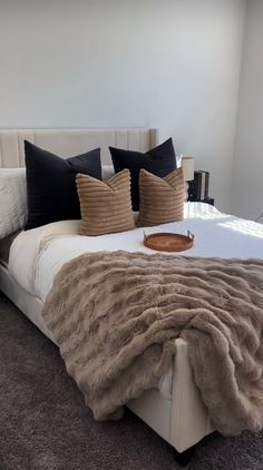 Woman Room Decor Ideas, Modern Feminine Bedroom Chic, Apartment Inspo Cozy Bedroom, Boyfriend And Girlfriend Bedroom Ideas, Neutral Apartment Bedroom, Getting Ready Room Ideas, Couples Apartment Aesthetic, Clean Bedroom Inspiration, Couples First Apartment Goals