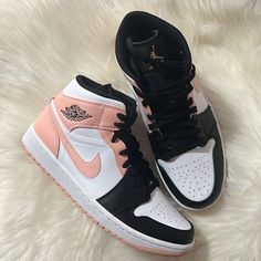 Comfortable Nike Sneakers - Engineered for superior comfort with advanced cushioning technology. Best Shoes For Women, Snicker Shoes, Nike Shoes High Tops, Women Tips, Trendy Shoes Sneakers