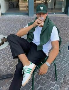 Professional Male Outfits, Men’s Old Money, Green Cap Outfit Men, Green Hat Outfit Men, Green Outfit Men Aesthetic, Green Cap Outfit, Ny Cap Outfit, Green Hat Outfit, Minimalist Style Men