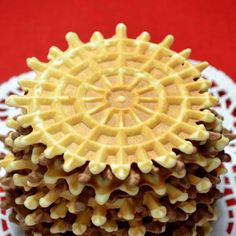 a pine cone is sitting on top of a doily that has been made to look like a sunflower