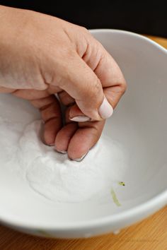 Simple Baking Soda Uses -- use it to clean and deodorize things all over your house! Baking Soda For Dandruff, Baking Soda Shampoo Recipe, Make Nails, Baking Soda For Hair, Baking Soda Beauty Uses, Hair Cleanser, Shampoo For Curly Hair