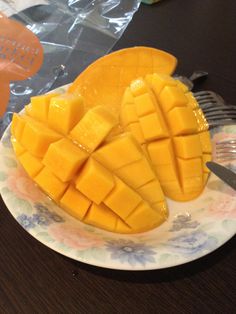 a plate with some cut up mangos on it