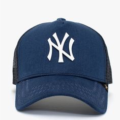 the new york yankees trucker hat is shown