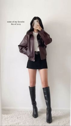 winter fall aesthetic outfit inspo Korean Boots Outfit, Causal Outfit Ideas For Women, Dark Feminine Outfits For School, Winter Fall Aesthetic, Dark Feminine Outfits, Kalaw, Fall Aesthetic Outfit, Classy Outfits For Women, Flattering Outfits