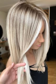 Blonde With Lowlights Underneath, Summer Blonde Hair With Lowlights, Trendy Hairstyles With Bangs, Platinový Blond, Blonde Hair Colour Shades, Ash Blond, Bombshell Hair