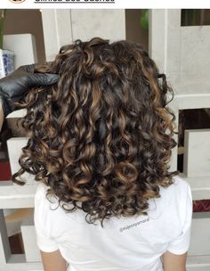 Curly Hair Color Ideas, Curly Hair Color, Curly Color, Natural Curly Hair Cuts, Curly Hair Photos, Dark Hair With Highlights