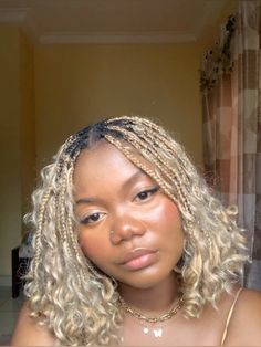 Blonde Braids Dark Roots, Short Blonde Braids With Curls, Blonde Short Boho Braids, Blonde Curly Box Braids, Short Blonde Boho Braids, Blond Boho Braids, Blonde Bob Braids, Blonde Mini Twists, Blonde Marley Twists