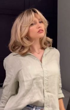 Collarbone Length Hair Plus Size, Short Blowdry Hair, Hoco Hairstyles Shoulder Length, Blond Short Wavy Hair, Wispy Shoulder Length Hair, Short Layered Messy Hairstyles, Shoulder Length Hair With Layers Curtain Bangs, Rachel Green Short Haircut, 60s Layered Haircut