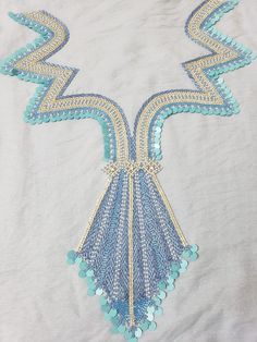 Sngy Maksy, Machi Work, Col Crochet, Trendy Dress Styles, Dori Work, Crystal Embroidery, Embroidery Neck Designs, Neckline Designs, Handwork Embroidery Design