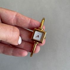 Vintage Designer Accessories, Classy Vintage Jewelry, Gucci Jewelry Aesthetic, Vintage Gold Accessories, Vintage Ladies Watch, Gucci Vintage Watch, Girls Watch Design, Watch Aesthetic Women, Watch Dp