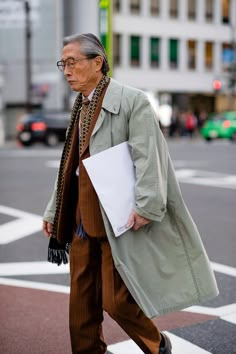 Old Fashion Men, Asia Street Style, Cool Old People, Japan Wardrobe, Old Men Fashion, Silk Palazzo Pants, Tokyo Outfits