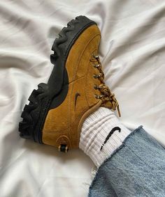 Nike Lahar Low Outfit, Chunky Nike Sneakers, Chunky Nike Shoes, Brown Sneakers Outfit, Brown Nike Shoes, Nike Lahar Low, Nike Boot, Gents Shoes, Nike Boots