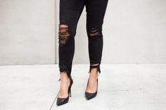 3 Easy Ways to Make DIY Distressed Jeans - THE BALLER ON A BUDGET - An Affordable Fashion, Beauty & Lifestyle Blog Diy Distressed Jeans, Diy Ripped Jeans, Diy Fashion Trends, Diy Fashion Projects, Ripped Knee Jeans, Designer Denim, Jeans Diy