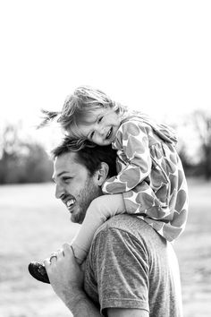 Father Daughter Poses, Toddler Family Photos, Father Daughter Pictures, Father Daughter Photos, Daughter Photo Ideas, Daughter Photoshoot, Father Daughter Photography