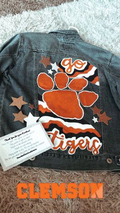 Nfl Painted Jean Jacket, Painted Game Day Jeans, College Jean Jacket Diy, Jean Jacket Painted Football, School Spirit Jean Jacket, College Denim Jacket, Cheer Jean Jacket, Senior Denim Jacket