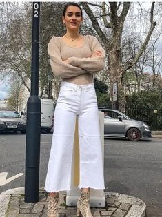 What to wear with wide-leg jeans White Wide Leg Jean Outfits, Outfits With White Wide Leg Jeans, White Wide Jeans Outfit, Wide Leg White Jeans Outfit, Wide Leg Cropped Jeans Outfit, White Wide Leg Jeans Outfit, White Wide Leg Pants Outfit, Ankle Jeans Outfit, Wide Leg White Jeans