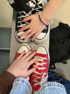 Me and twin Couples Converse, Dark Red Converse, Converse Drawing, Tenis Converse, Looking For Friends, Drawing Stars, Red Converse, Platform Converse