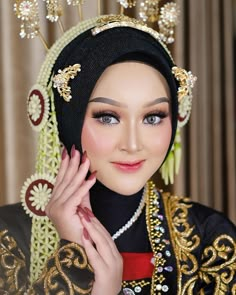 White Wedding Henna, Pengantin Jawa Hijab, Make Up Pengantin Hijab, Pose Pengantin, Asian Wedding Makeup, Javanese Wedding, Wedding Makeup Bride, Adat Jawa, Foto Wedding