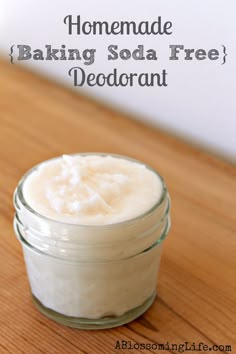 Homemade Baking Soda Free Deodorant. Great for those who are sensitive to other homemade deodorants Lotion Diy, Make Your Own Deodorant, Deodorant Recipe, Săpunuri Handmade