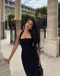 Short Black Dress Formal Classy, Fitted Dress Pose Ideas, Long Black Dress Poses, Long Classy Black Dress, Poses With Formal Dress, Pose For Long Dress, How To Pose Elegantly, Poses On Short Dress, Black Outfits Concert