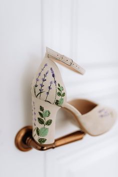 Wedding shoes 'Jasmine' are handcrafted in soft ivory suede and have elegant handmade lavender and eucalyptus embroidery that can be customized to your preference! The heel measures 9 cm / 3.5 inches. These wedding shoes are designed with a V-notched vamp (v-cut) and closed-toe, making bridal sandals even more elegant and special. Inside there is a soft Memory foam insole, which gives a feeling of additional comfort when walking. Tunit outsole is made of a mixture of leather chips and rubber, it Spring Open Toe Heels For Reception, Embroidered Wedding Shoes For Summer Parties, Wedding Heels With Floral Embroidery And Round Toe, Embroidered Open Toe Wedding Shoes For Reception, Elegant Embroidered Sandals For Wedding, Open Toe Heels With Floral Embroidery For Wedding, Spring Wedding Shoes With Embroidery And Closed Toe, Embroidered Block Heels For Wedding, Spring Wedding Shoes With Embroidered Closed Toe