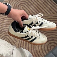 Stap in de wereld van klassieke stijl en tijdloos comfort met de Adidas Samba OG Cream White Sand Strata (W) van Kzbkicks. Deze sneakers zijn niet alleen een eerbetoon aan de legendarische Samba-lijn, maar bieden ook het ultieme comfort voor je dagelijkse avonturen. Hier zijn enkele redenen waarom je de Adidas Samba OG Cream White Sand Strata niet mag missen: Iconisch Ontwerp: Met zijn kenmerkende suède overlays en opvallende kleurcombinatie van Cream White en Sand Strata, stralen deze sneakers een tijdloze stijl uit die je look naar een hoger niveau tilt. Of je nu op straat loopt, gaat sporten of gewoon ontspant met vrienden, de Adidas Samba OG Cream White Sand Strata voegt een vleugje klassieke flair toe aan elke outfit. Optimaal Comfort: Deze sneakers zijn ontworpen met jouw comfort in Cream Sambas Outfit, Cream Sambas, Adidas Samba Cream, Adidas Women Sneakers, White Samba, Trendy Shoes For Women