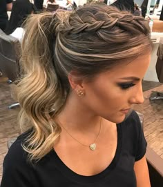 Inspirações para o sabadão ❤️#penteados #rabodecavalo #hairdo #glasshair Brown Ombre Hair, Trendy Hair Color, Short Hair Updo, Ombre Hair, Ponytail Hairstyles, Trendy Hairstyles, Hair Updos