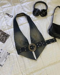 Ok pero este outfit >>> Envíos a todo el mundo 🌐 [www.AngelicGirlShop.com.ar] #upcycling #y2kfashion #aesthetic #denim #reworkedvintage… | Instagram Jean Top Pattern, Clothes To Upcycle, Denim Sewing Ideas, Upcycled Jeans Ideas, Easy Upcycle Clothes, Sewing Ideas Aesthetic, Diy Sewing Projects Clothes, Upcycling Aesthetic, Upcycled Fashion Refashioning