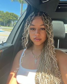 Goddess Braids Hairstyles Blonde, Light Brown Box Braids With Curly Ends, Boho Not Less Braids, Blond Goddess Braids Black Women, Goddess Blonde Braids, Knotless Box Braids With Curly Pieces, Blonde Braids Curly Ends, Small Blonde Boho Knotless Braids, Black And Blond Boho Braids