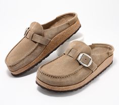 Show off your laid-back SoCal-inspired style when you pair these slip-on Birkenstocks with a T-shirt and boyfriend jeans. From Birkenstock. Comfy Outfits With Birkenstock Clogs, Birkenstock Buckley, Birkenstock Suede, Birkenstock Slippers, Cool Girl Outfits, Fitness Jewelry, Suede Clogs, Surfer Style, Koolaburra By Ugg