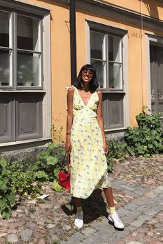 Zara Outfit 2022 Summer, Zara Outfit 2022, Long Silk Dresses, Spring Dresses Long, Floral Dresses Summer, Long Spring Dresses, Zara Summer Dress, White Sneakers Outfit, Floral Dress Outfits