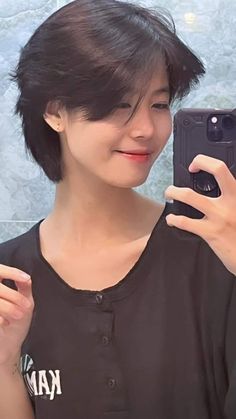 Short Wolfcut Asian Hair, Two Block Wolfcut, Short Korean Wolfcut, K Pop Mullet, Tomboy Hairstyles Wolfcut, Korean Wolfcut Short, Tomboy Wolfcut, Pixie Wolfcut, Tomboy Haircut Girl