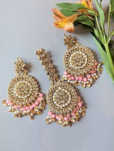 Punjabi jadau Mang tikka in gold finish. Pink danglers  The set has pippal Patti accents. Comes with matching mangtika. ✓As always this is a high quality piece. Our Jewelry does not tarnish. Please keep in airtight container away from moisture and fragrances. ✓Free shipping in USA over $35. ✓Please ask all questions regarding color, size, measurements etc before you buy ✓ Please note that the ethnic Indian/Pakistani earring posts are usually thicker than normal. If you are not used to wearing ea Tikka Jewelry Punjabi, Pink Headpiece, Mang Tika, Tikka Jewelry, Pakistani Earrings, Mang Tikka, Bridal Jewelery, Fancy Jewellery Designs, Dangler Earrings