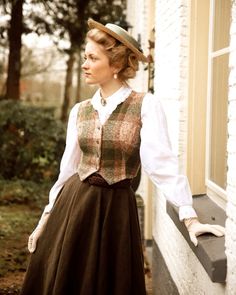 Edwardian, Victorian, vintage fashion Victorian Style Aesthetic, 1880s Clothing, Old Fashioned Outfits Vintage Classy, Vintage Inspired Winter Outfits, Victorian Clothes Women, Edwardian Clothes, Victorian Womens Clothing, Modern Day Victorian Fashion, Historic Inspired Fashion