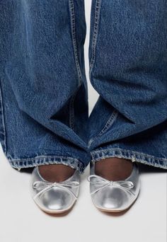 Chica Cool, 일본 패션, Dr Shoes, Quoi Porter, Neue Outfits, Mode Inspo, Moda Vintage, Silver Shoes, Leather Ballet Flats