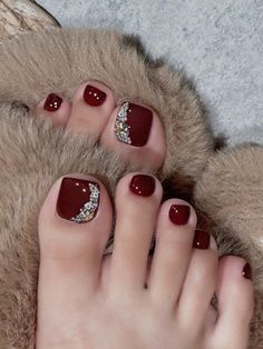 Burdeos  Collar   Plantas Uñas 3D Embellished Burgundy Toe Nails Designs, Burgundy Toe Nails, Nail Toes Ideas, Burgundy Toes, Foot Nails Design, Nail Foot, Ruby Nails, Feet Nail Design, Quick Nail Art