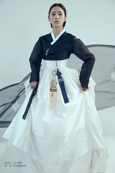 [정말나만의 /Korea hanbok norigae of NASCHENKA Seoul] If you watch Korean historical dramas, you can often see NASCHENKA design products. Now you can see and owns the high-quality NASCHENKA korea in Etsy. You can have enough conversation before buying, so please send me a message anytime. NASCHENKA's Hanbok Norigae is a high quality silk Norigae. Norigae knots and even though small gold threads are all hand-made working. NASCHENKA's ready only one norigae will be shipped immediately, but other produc Modern Hanbok Hat For Men, Hanbok Wedding, Korea Hanbok, Hanbok Traditional, Korean Accessories, Modern Hanbok, Korean Traditional Dress, Fotografi Vintage, Korean Hanbok