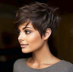 Brown Hair Trends, Haircuts Trendy, Pixie Haircut Ideas, Granny Hair, Chic Short Haircuts, Longer Pixie Haircut, Hair Upstyles, Chin Length Hair, Fall Hair Color For Brunettes