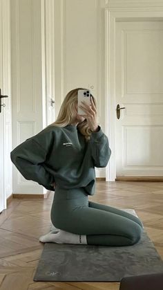 #workout #cutefit #aesthetic #green #thatgirl Exercise Aesthetic Girl, Olive Green Gym Outfit, Workout Outfit Modest, Cozy Gym Outfit, Gym Green Aesthetic, Olive Green Outfits For Women, Green Workout Outfit, Green Gym Outfit