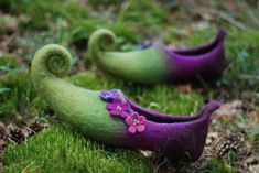 Woodland fairy inspired shoes for fairies :)  An awesome unique gift from Zavesfelt- colorful felted slippers, fairy shoes, pixie elf shoes, costume shoes, wool shoes,  LARP shoes, filzpantofeln, magic shoes, woodland shoes, Christmas shoes, curly toe shoes, renaissance shoes, felted boots, fantasy shoes, colorful boots, medieval shoes, cosplay shoes, fairytale shoes, fairyland, woolen boots. Get some colors into your life! Bright colors and funny curly noses will surely brighten the day. Slippe Fairy Wedding Shoes, Pixie Shoes, Woodland Shoes, Fairytale Shoes, Pixie Boots, Theme Green, Purple Pixie, Magic Shoes, Fairy Theme