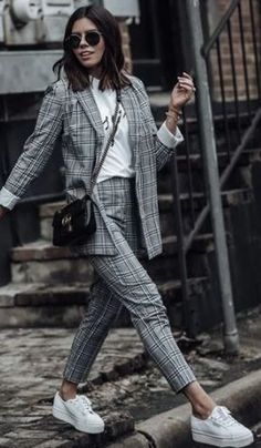 Office Attire Women, Suits And Sneakers, Good Woman, Street Style 2018, Intimo Calvin Klein, Looks Pinterest, Houston Fashion, Fashion Blogger Style, Trending Sneakers