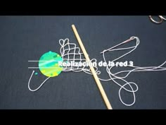 an image of knitting needles and yarn on a black background with the words reliezacion de bead 3