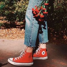 Converse Rouge, Plate Aesthetic, Virgo Scorpio, Street Style Photography, Converse Red, Red Converse, Sagittarius Zodiac, 90's Fashion, Grunge Vintage