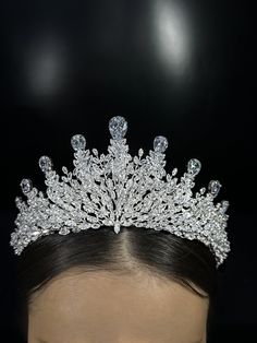 Swarovski Zircon Wedding Tiara, Crystal Bridal Crown, Quinceanera Tiara, Wedding Headpiece, Silver Crown, Queen crown, Crown For Women. Are you in search of an elegant, exquisite bridal crown that will captivate everyone's attention? Then this specially crafted bridal crown made of zircon stones is perfect for you! This unique bridal crown is designed to complement your grace and beauty. The brilliance of the zircon stones adds an impressive and enchanting look. Each stone has been carefully selected and placed by skilled artisans, ensuring perfection in every detail. The bridal crown is designed to adorn your head and easily adapts to different hairstyles. The intricate details, shaped like flowers, leaves, and delicate branches, create a romantic atmosphere. The careful selection of high Quinceanera Hairstyles With Crown, Crown Quinceanera, Bridal Crown Crystal, Quinceanera Tiaras, Crown Queen, Crown For Women, Quinceanera Hairstyles, Tiara Wedding, Queen Crown