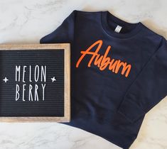 The Auburn Puff Vinyl Tee or Sweatshirt is the perfect way to show your Auburn school spirit! This vibrant, vinyl design will have you cheering for the Tigers in style. War Eagle! Auburn Sweatshirt, Auburn Shirts, Puff Vinyl, Back To School Kids, Vinyl Shirts, Sweatshirt Short Sleeve, Halloween School, Fall Kids, Green Pants