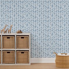 the wallpaper in this room is designed to look like an arrow pattern, with four baskets