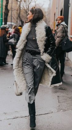 Shop the seven winter fashion trends you should be adding to your closet for the new season ahead. #fashion #womenfashion #outlook #outfit #winterfashion #winterwomenfashion Moda Casual Chic, Latest Winter Fashion, Trendy Outfits Winter, Joan Smalls, Trendy Winter, Drew Barrymore, Street Style Winter