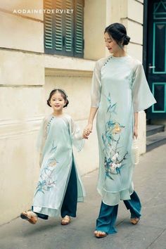 Luxury Evening Ao Dai For Spring, Spring Family Matching Fitted Sets, Tailor Outfit, New Year Kids, Vietnamese Culture, Vietnamese Ao Dai, Mommy And Daughter, Lunar New Year