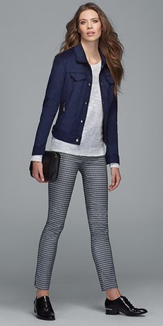 Pinned for the trousers Pantalones Oxford Mujer Outfit, Casual Houndstooth Workwear Bottoms, Pantalon Oxford Outfits Invierno, Chic Houndstooth Pants For Workwear, Plaid Trousers For Office, Chic Trousers, Fashion Style Women, Houndstooth Pants, Look Formal